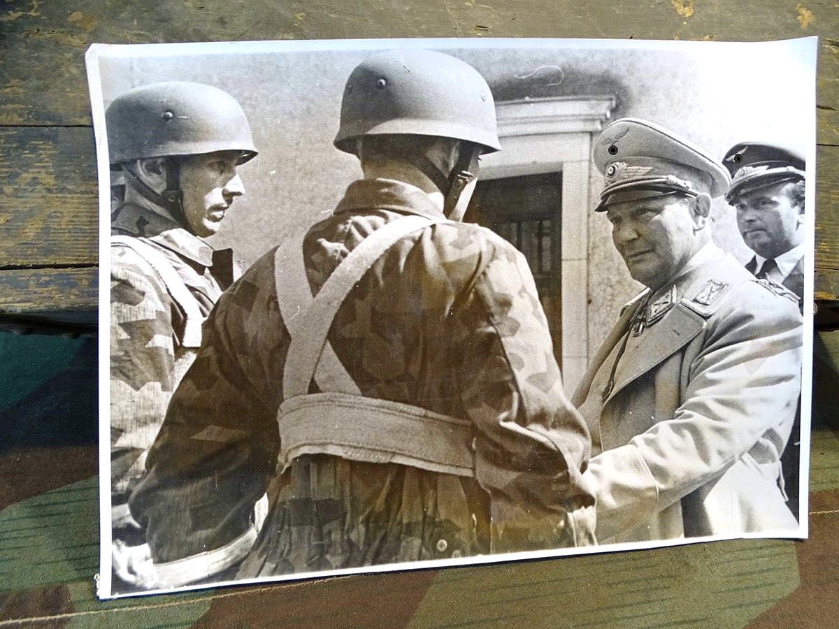 Propaganda Presse Foto Reichsmarschall H. Göring mit Fallschirmjägern. Ca. 23,7x17,5 cm