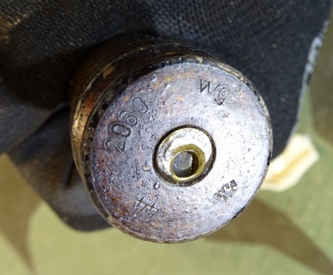 Deko-Patrone 2 cm Flak 38, lackierte Stahlhülse, Eisenzünder, Ladungssäckchen