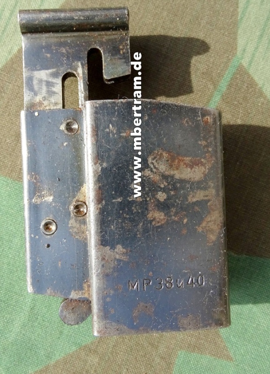 Original Wehrmachts " MP 40 Magazinlader, noch fast kpl. schwarz brüniert.