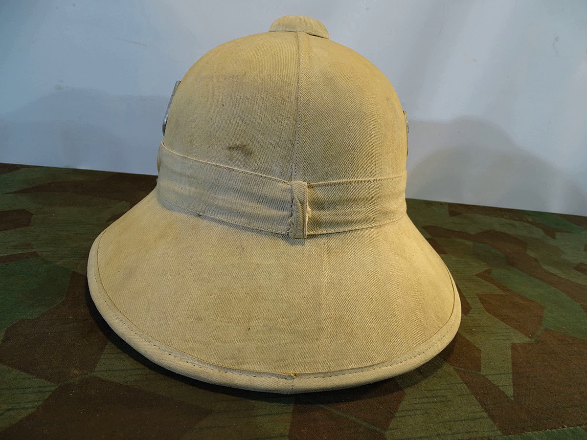 Französicher Tropenhelm aus Vorkriegszeit, genutzt als Beutehelm bei der Kriegsmarine/ Afrika Korps Französicher Tropenhelm aus Vorkriegszeit, genutzt als Beutehelm bei der Kriegsmarine/ Afrika Korps