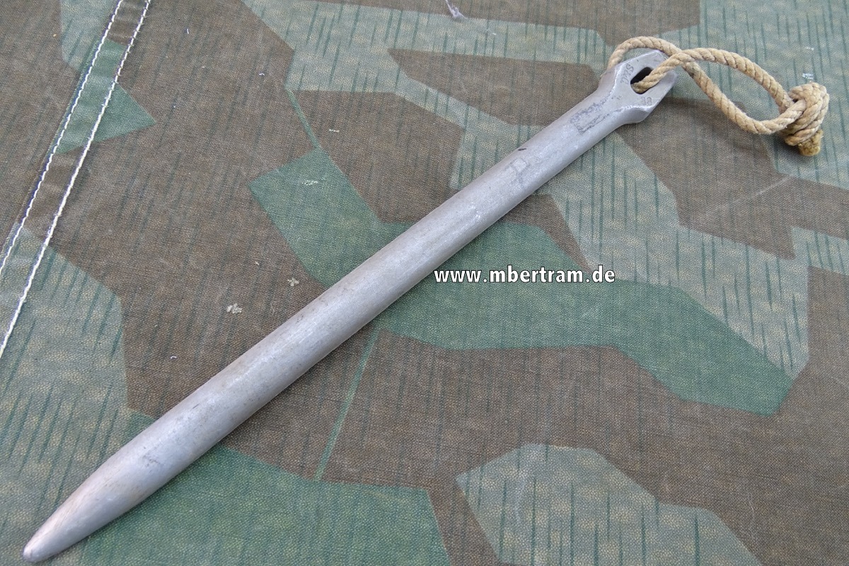 Wehrmacht oder Waffen SS Zelthäring mit Schnur , Aluminium "S&C.1938"