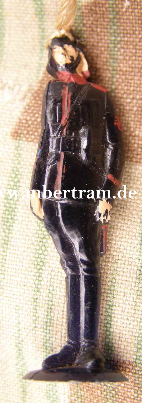 WHW Abzeichen Feuerlöschpolizist. Kunststoffigur, lackiert