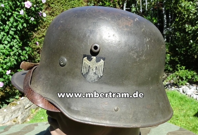 Reichswehr / Wehrmacht Stahlhelm M 16, Adlerwappen, entnazt. schöner Zustand
