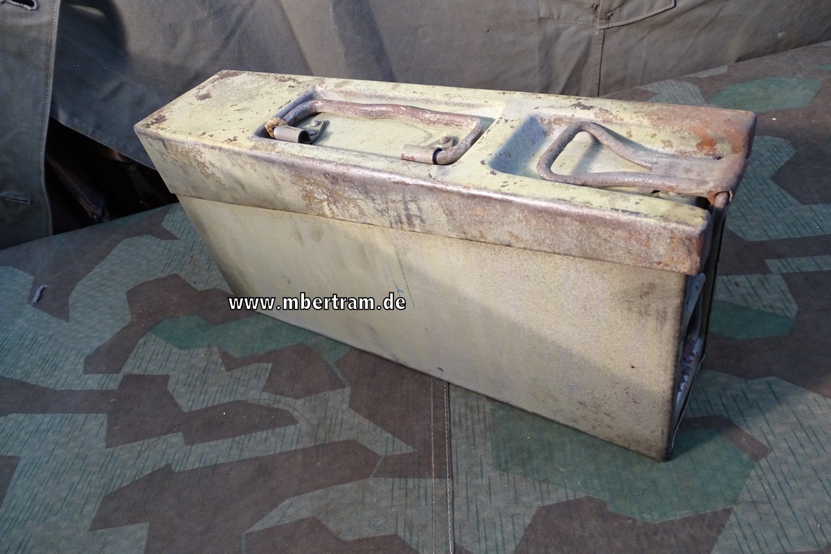 Patronenkasten 15 zum MG 08, deutsch, erster Weltkrieg, hellgrün