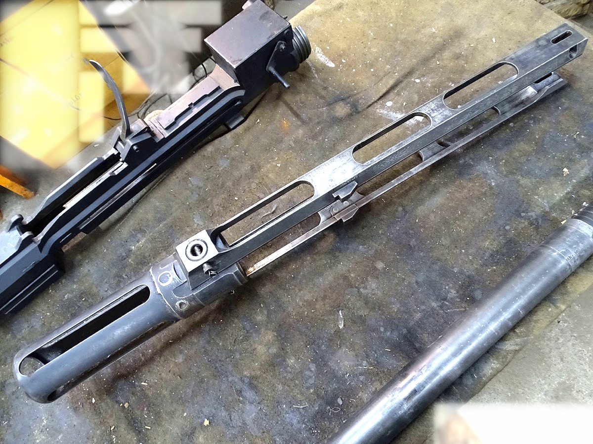 Deaktivierte 20 mm Oerlikon Flak MK 2, 1943, getarnte Behelfslafette, Wehrmachts Beutekanone, 1 Magazin, ( Nr. S-33141)