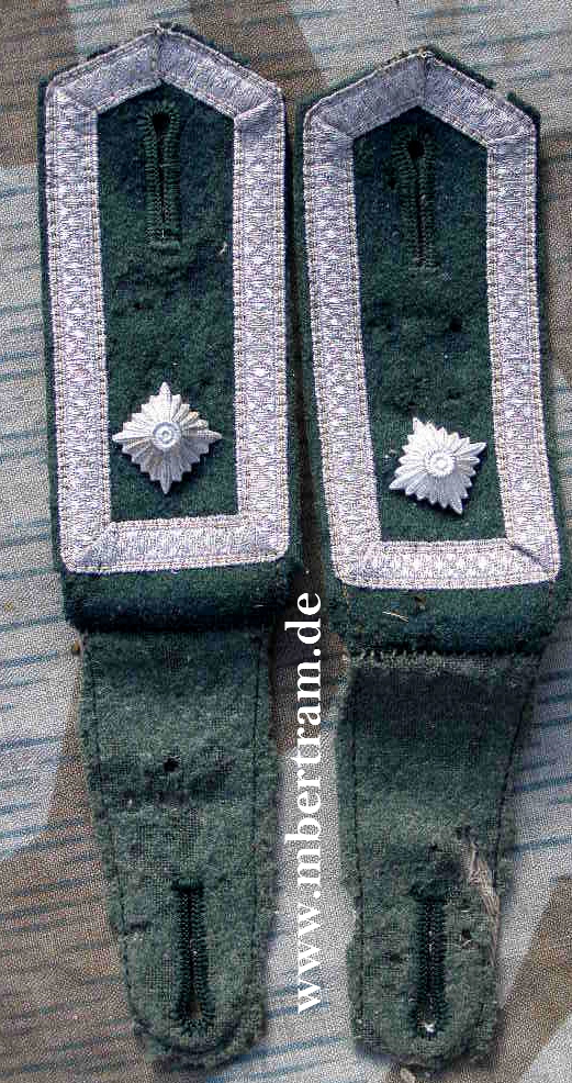 Pärchen Schulterklappen, Feldwebel Infanterie, Wehrmacht Heer, zum aufschlaufen.Frühes Modell.