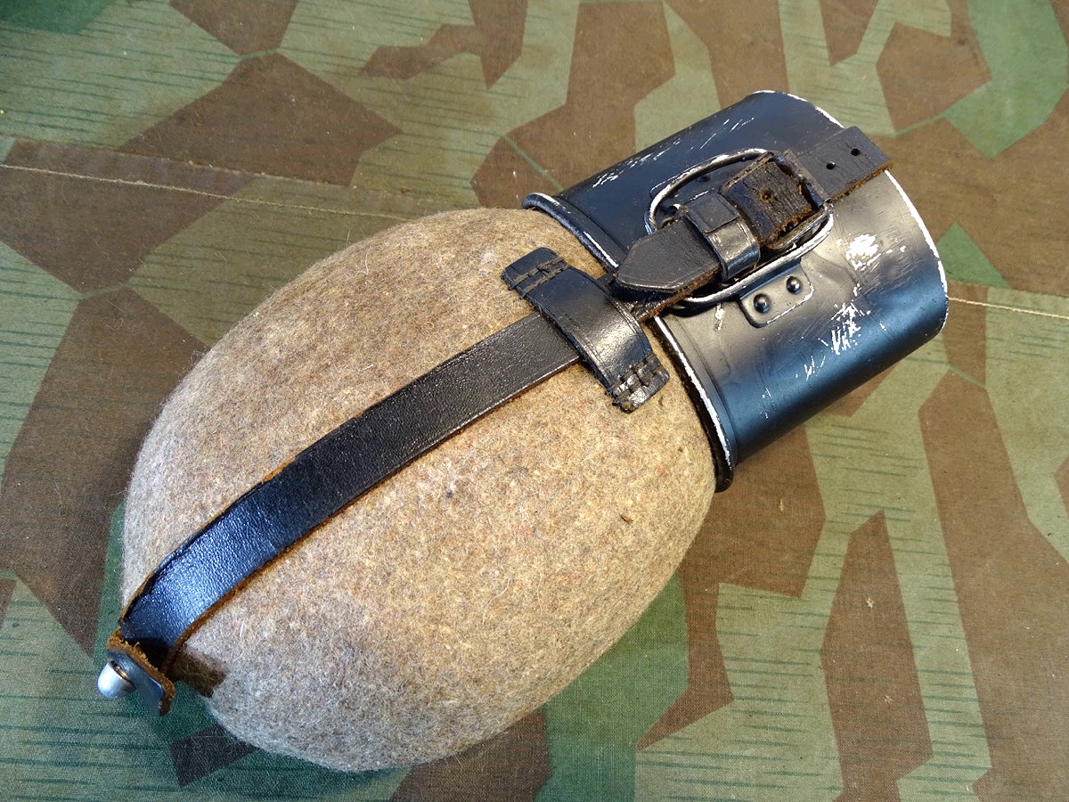 Wehrmacht, frühe Alu Feldflasche mit schwarzem Alu Trinkbecher , " V.A.L 39/41" 