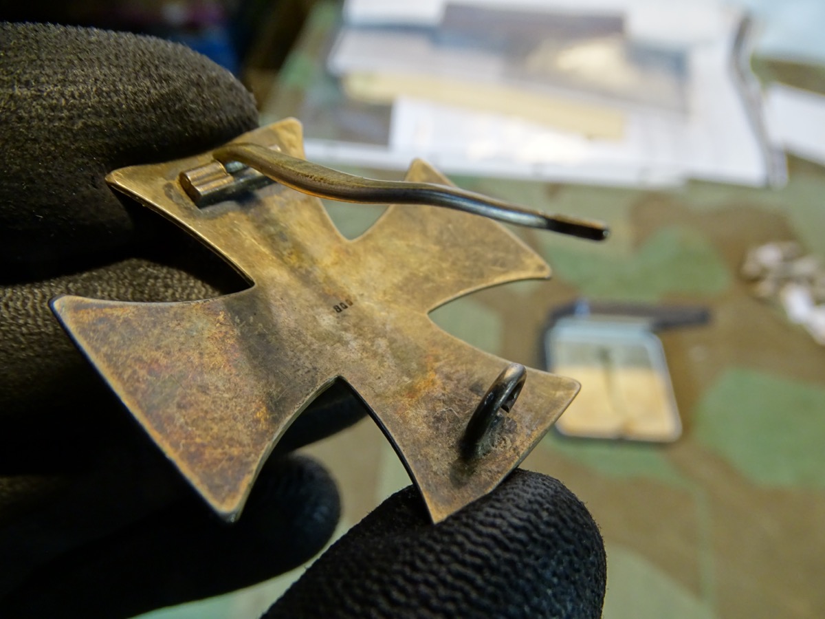 Eisernes Kreuz 1. Klasse 1914 mit Etui. Magnetischer Eisenkern, gewölbt, 800er Silberstempel
