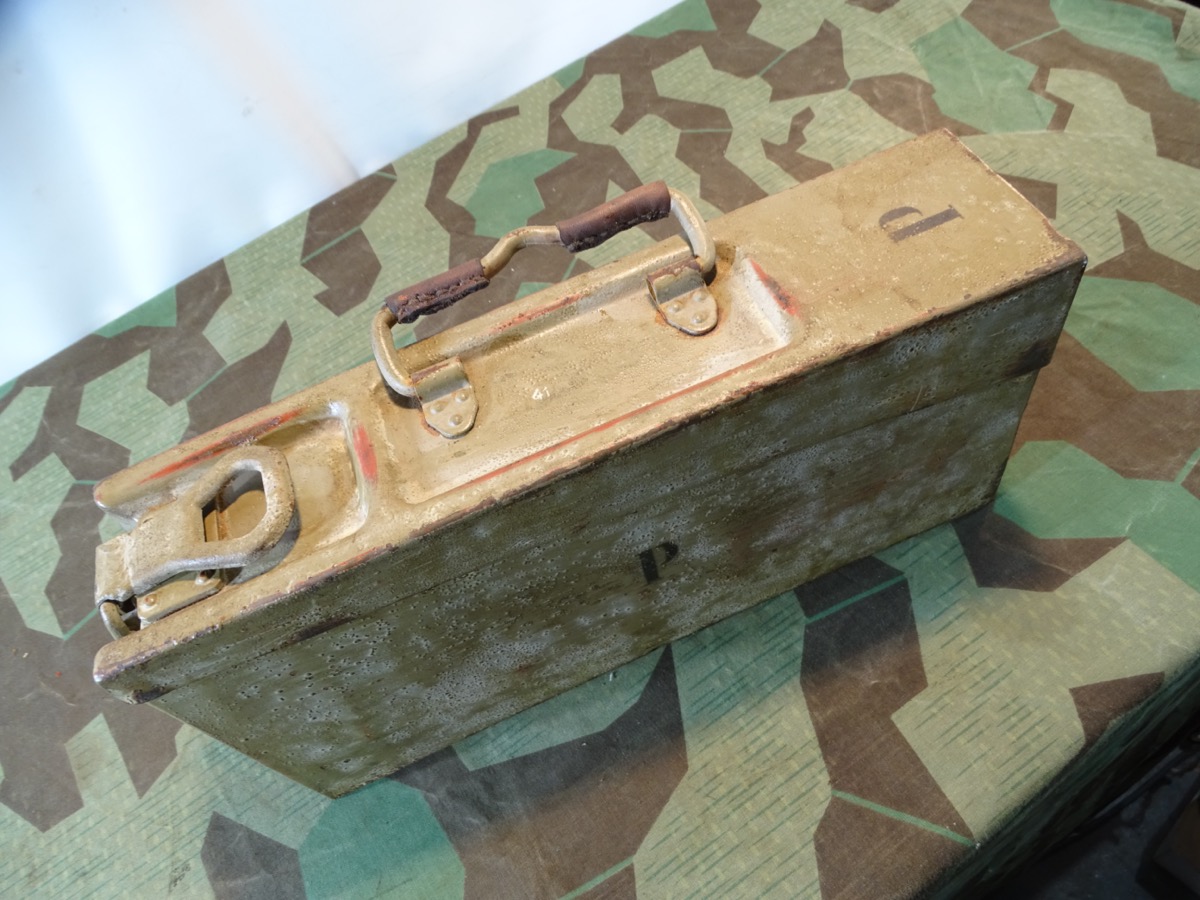 MG 34/ MG 42 Waffenmeister Patronenkasten 34, lehmgelb, "P" mit WaA 1941 mit 2 Waffenölkanistern. MG 34/ MG 42 Waffenmeister Patronenkasten 34, lehmgelb, "P" mit WaA 1941 mit 2 Waffenölkanistern.