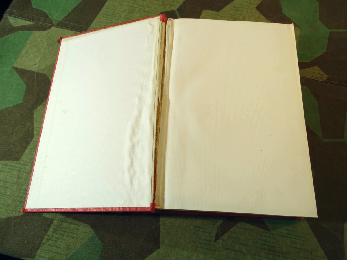 Sehr seltener Mein Kampf als Jubiläumsausgabe in rotem Leinen. Sehr seltener Mein Kampf als Jubiläumsausgabe in rotem Leinen.