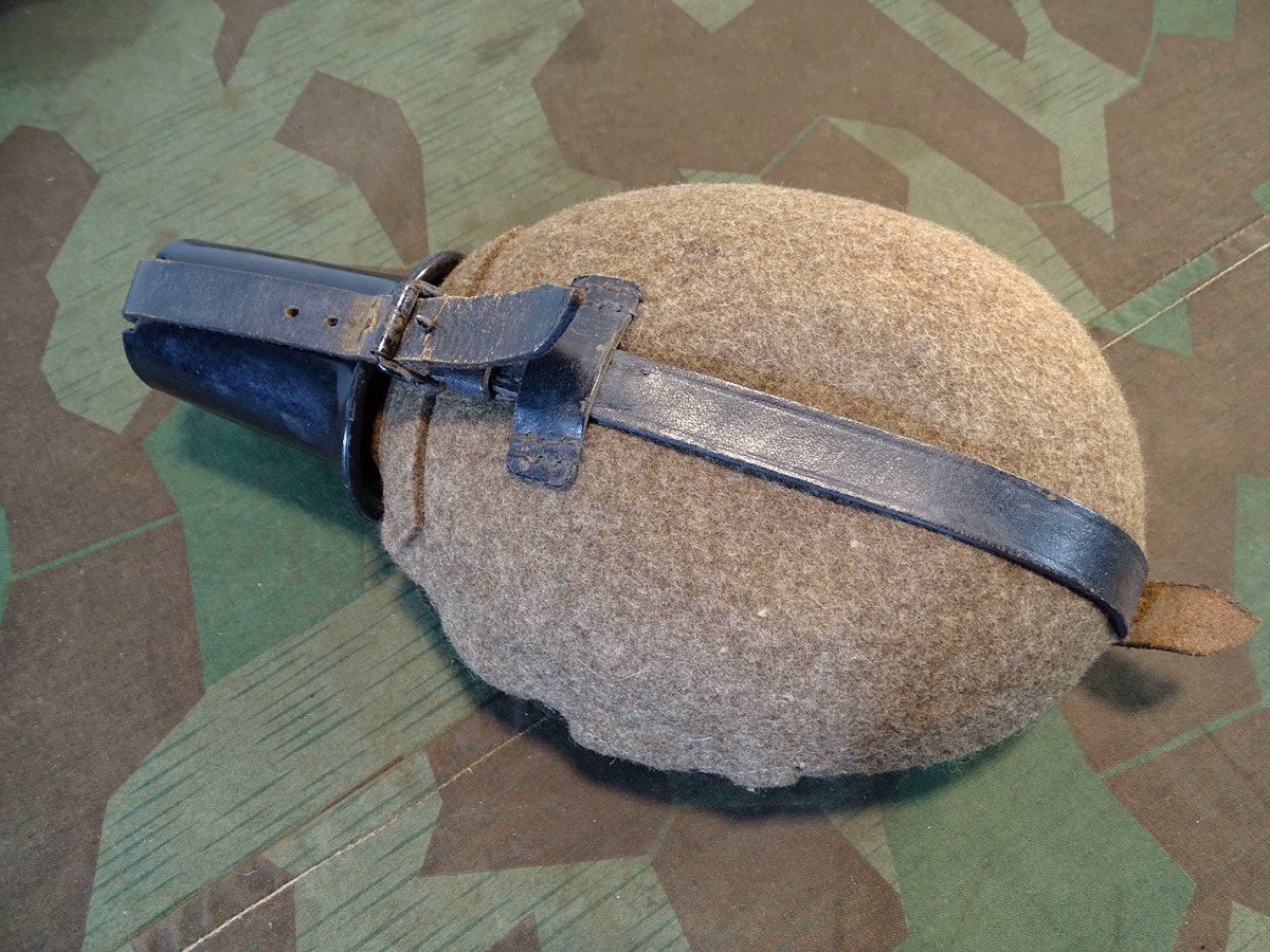 Wehrmacht große 1 Liter Feldflasche mit Bakelit Becher, DMN 41 Wehrmacht große 1 Liter Feldflasche mit Bakelit Becher, DMN 41