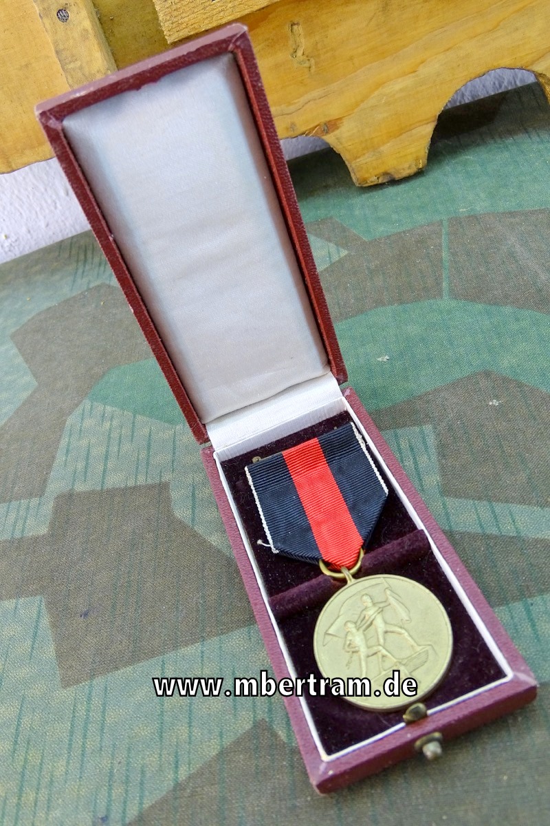 Medaille zur Erinnerung an den 1.Oktober 1938 mit Band und Schatulle
