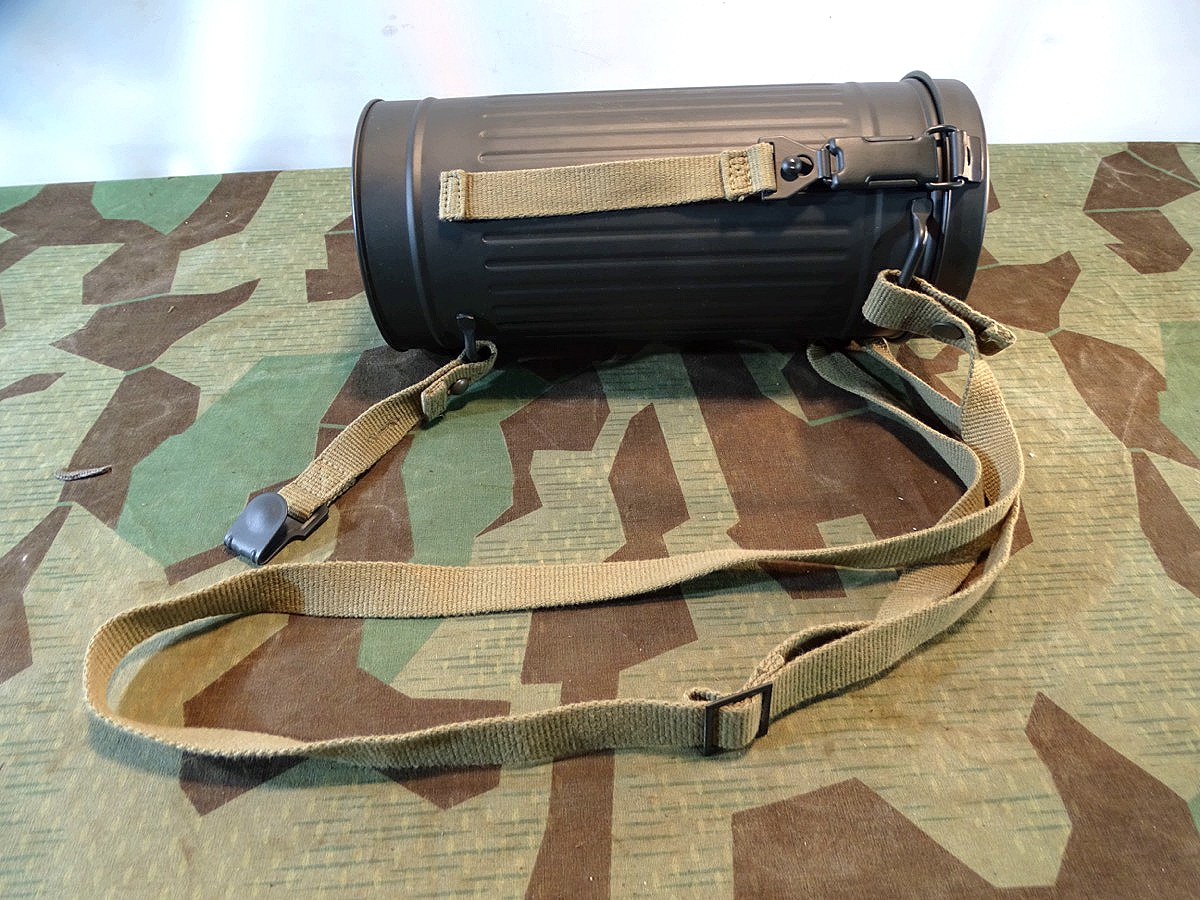 Replik: Gasmaskendose der Wehrmacht, feldgrau mit Riemen, gut gemacht, Herstellermarke TSR 1941