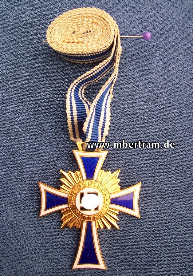Ehrenkreuz der Deutschen Mutter, in gold. Am langen Halsband