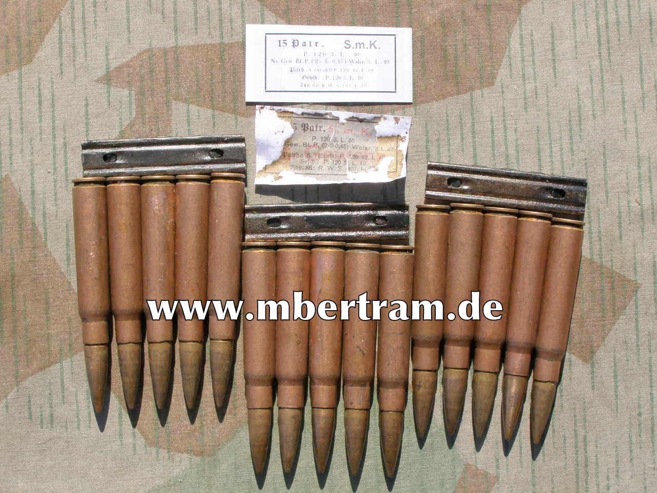15 Deko Patronen, 3 Ladestreifen. "P120, 1940" verkupfert