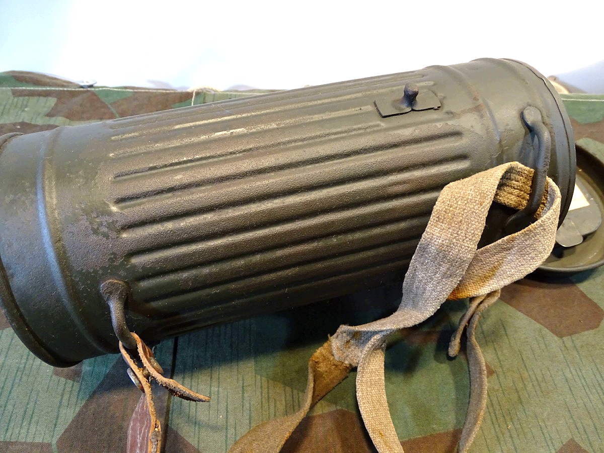 20925-21 Gasmaske mit Dose M 38 und Filter FE 41, (unbenutzt) und Losantin, alles 1944