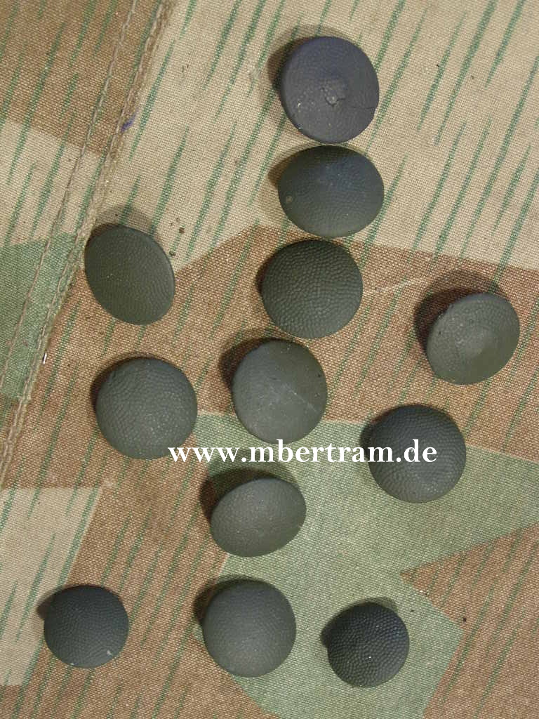 Waffen SS/ Heer 10 Knöpfe, 2 Schulterklappenknöpfe
