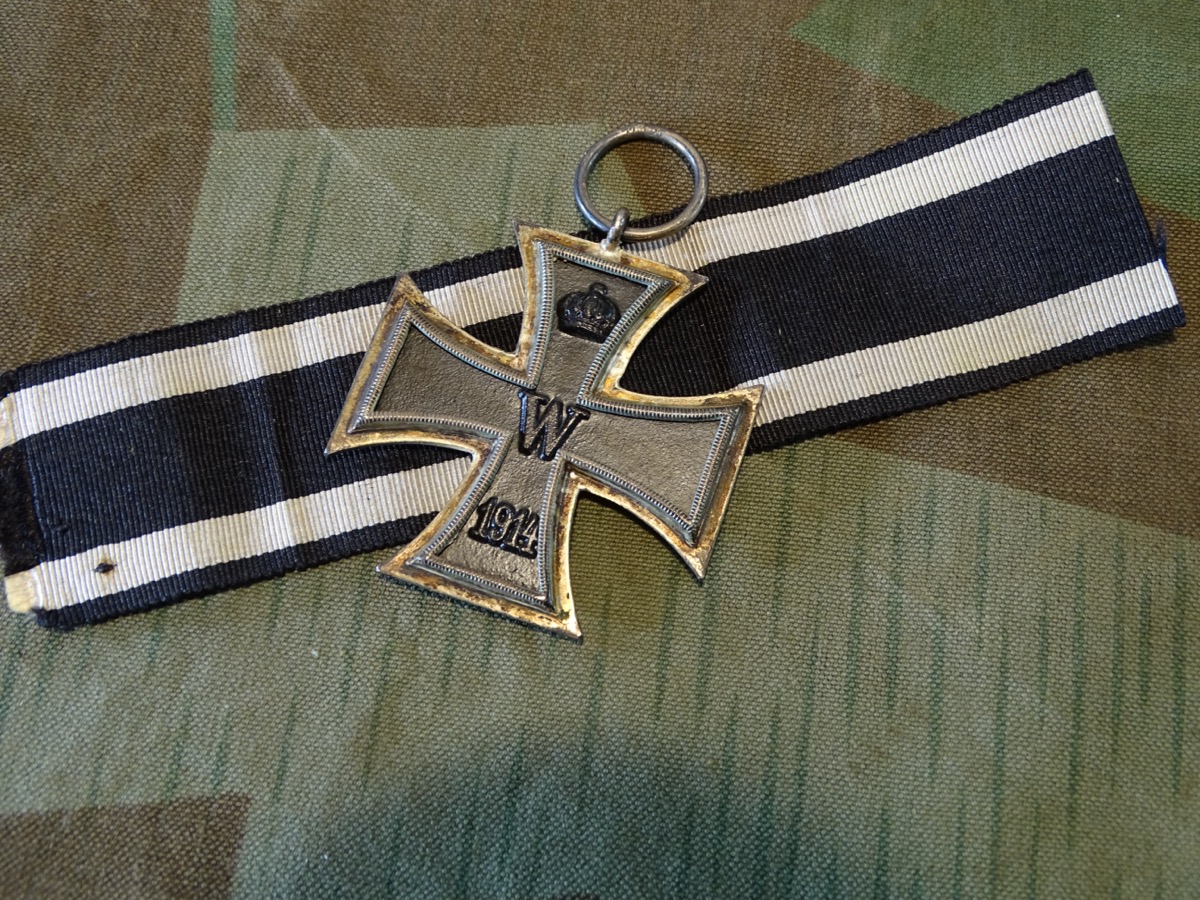 Eisernes Kreuz 2. Klasse 1914, Hst.: K.A.G. in  Ring,  an zugehörigem Bandabschnitt