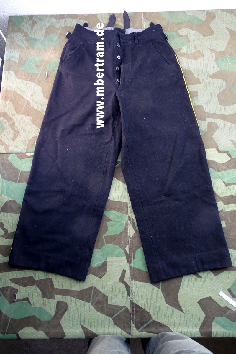 Schwarze lange grade Hose mit gelber Bise. Panzer Aufklärer Ausgeh Uniform 1941