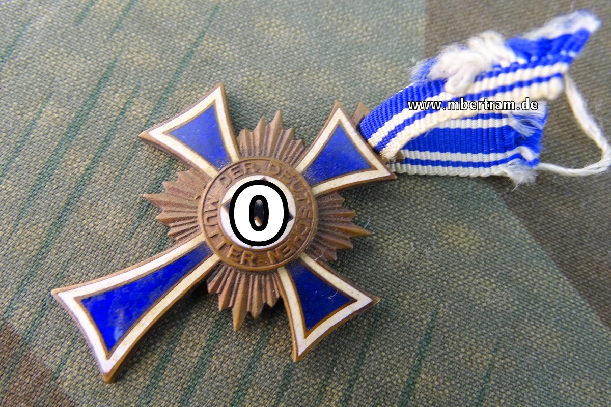 Ehrenkreuz der Deutschen Mutter in Bronze  mit Bandabschnit
