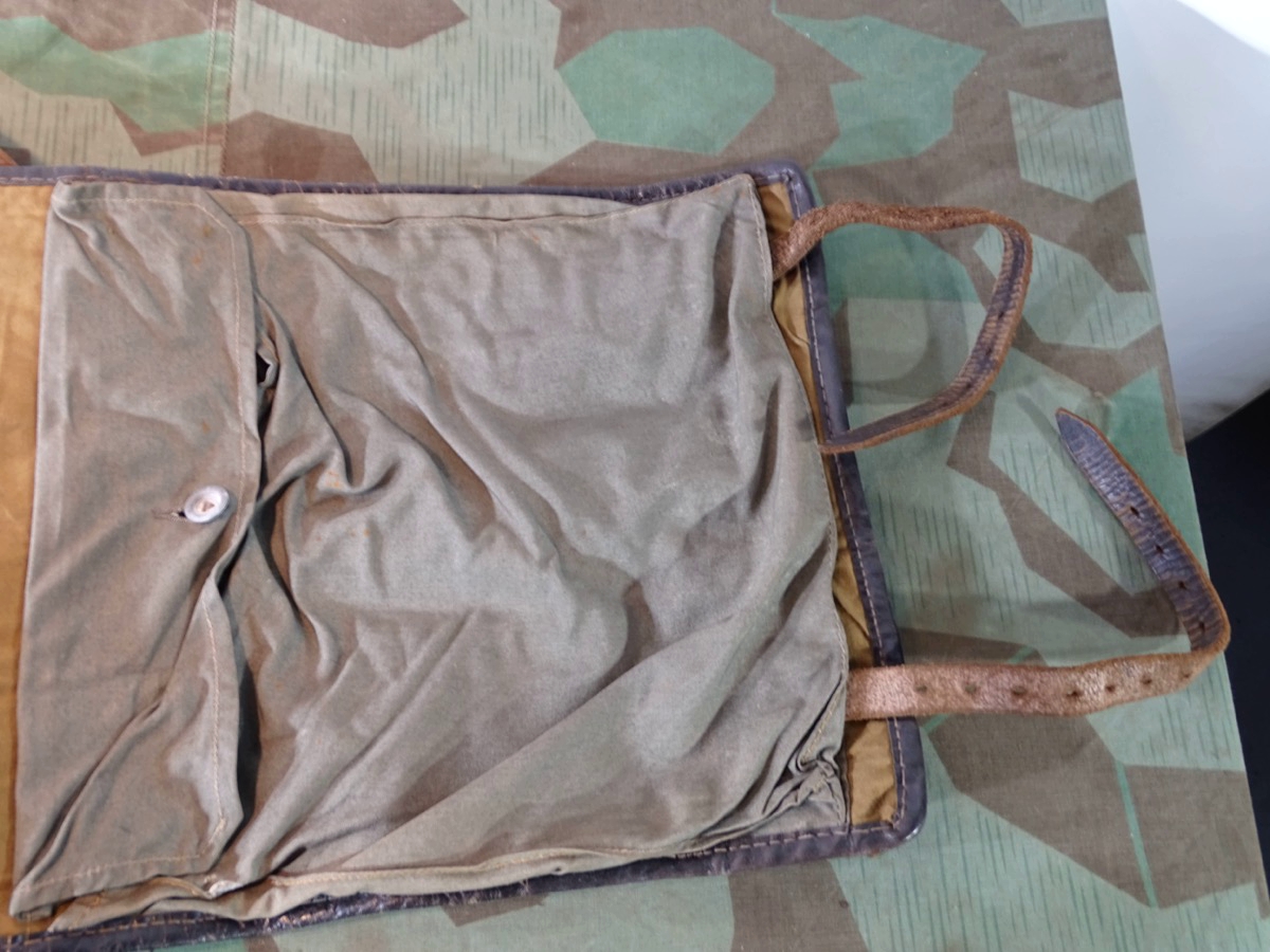 Wehrmacht / Waffen SS Tornister (Affe), Modell 39 "K.W.K 1942 "   mit gutem Fell und kpl. Beriemung