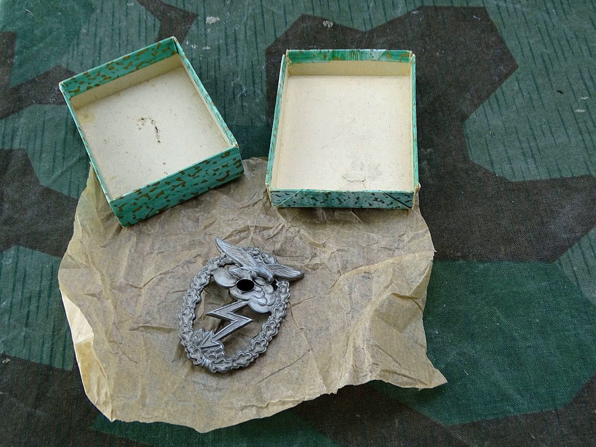 Erdkampfabzeichen der Luftwaffe, Feinzink, Adler aufgenietet. Mit alter Verkaufsschachtel u Packpapier. 
