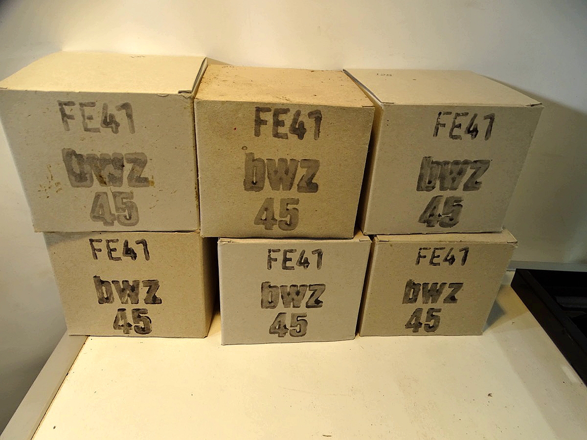 Nachkrieg ? -6 alte Pappkartons in die genau die Wehrmachts Filter FE 41 passen.