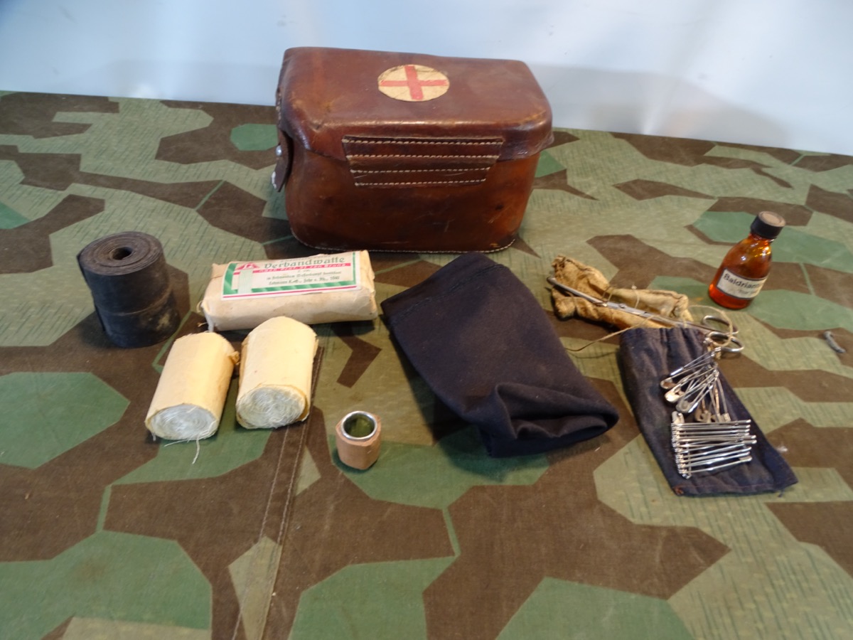 Luftschutz Sanitätstasche mit Befüllung, getragenes Original, Hst.: Gebr. Reinhardt, Melsungen 1939 Luftschutz Sanitätstasche mit Befüllung, getragenes Original, Hst.: Gebr. Reinhardt, Melsungen 1939