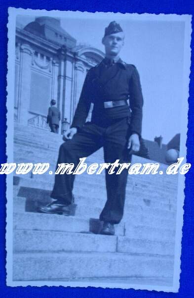 Portraitaufnahme Panzerschütze in schwarzer Uniform