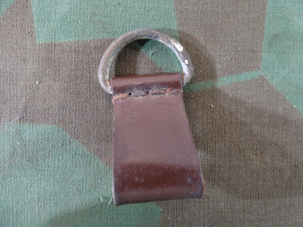 Lasche mit D -Ring zum Befestigen der Seitenwaffe / Degen / Dolch am Unterschnallkoppel 1. / 2. Weltkrieg