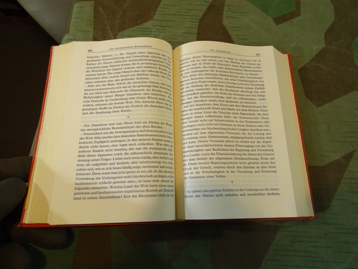 Mein Kampf - Dünndruckausgabe oder Feldpostausgabe von 1941, rotes Leinen Mein Kampf - Dünndruckausgabe oder Feldpostausgabe von 1941, rotes Leinen