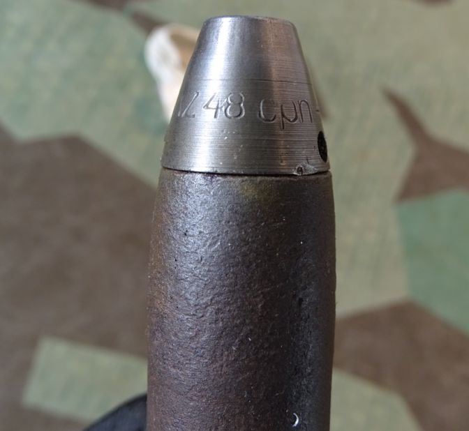Deko-Patrone 2 cm Flak 38, lackierte Stahlhülse, Eisenzünder, Ladungssäckchen