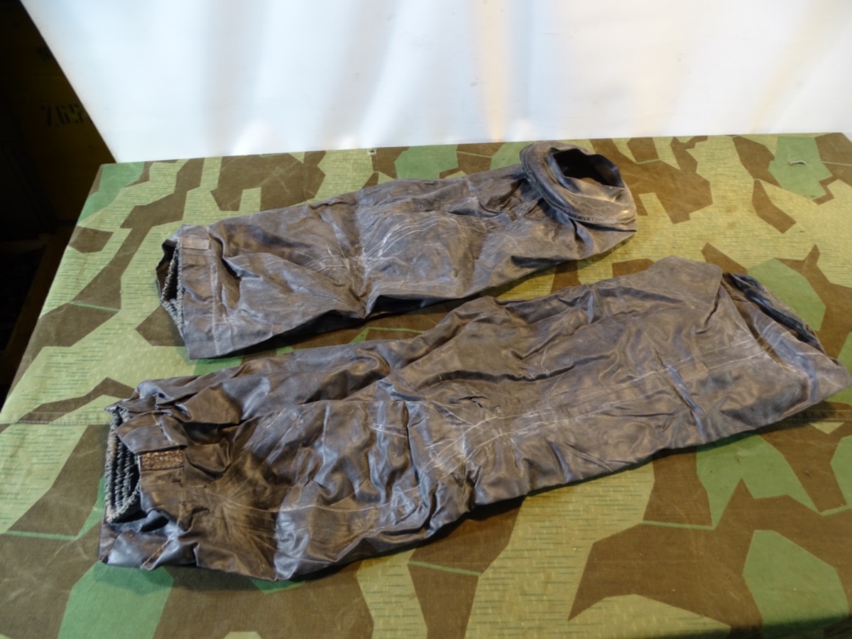 2 neuwertige, unterschiedliche Wehrmacht Kavallerie Pferde Gasschutz Strümpfe 41, " aqd" 