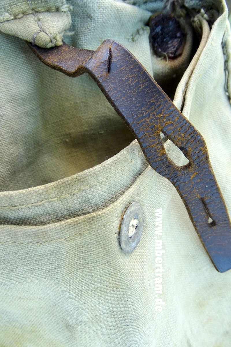 17648-11 Brotbeutel 1. Weltkrieg mit Trageriemen, schön gestempelt : "B.A. IV" 1917