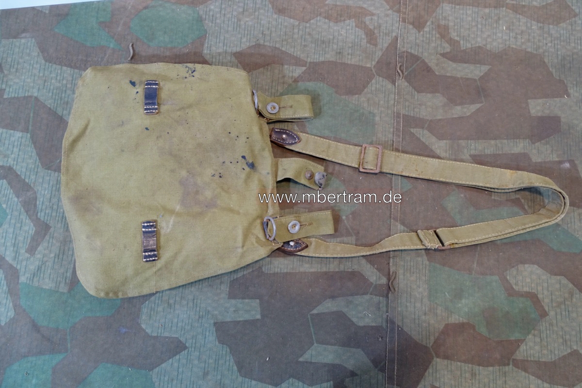 Wehrmachts oder Waffen SS Brotbeutel mit Riemen um 1943