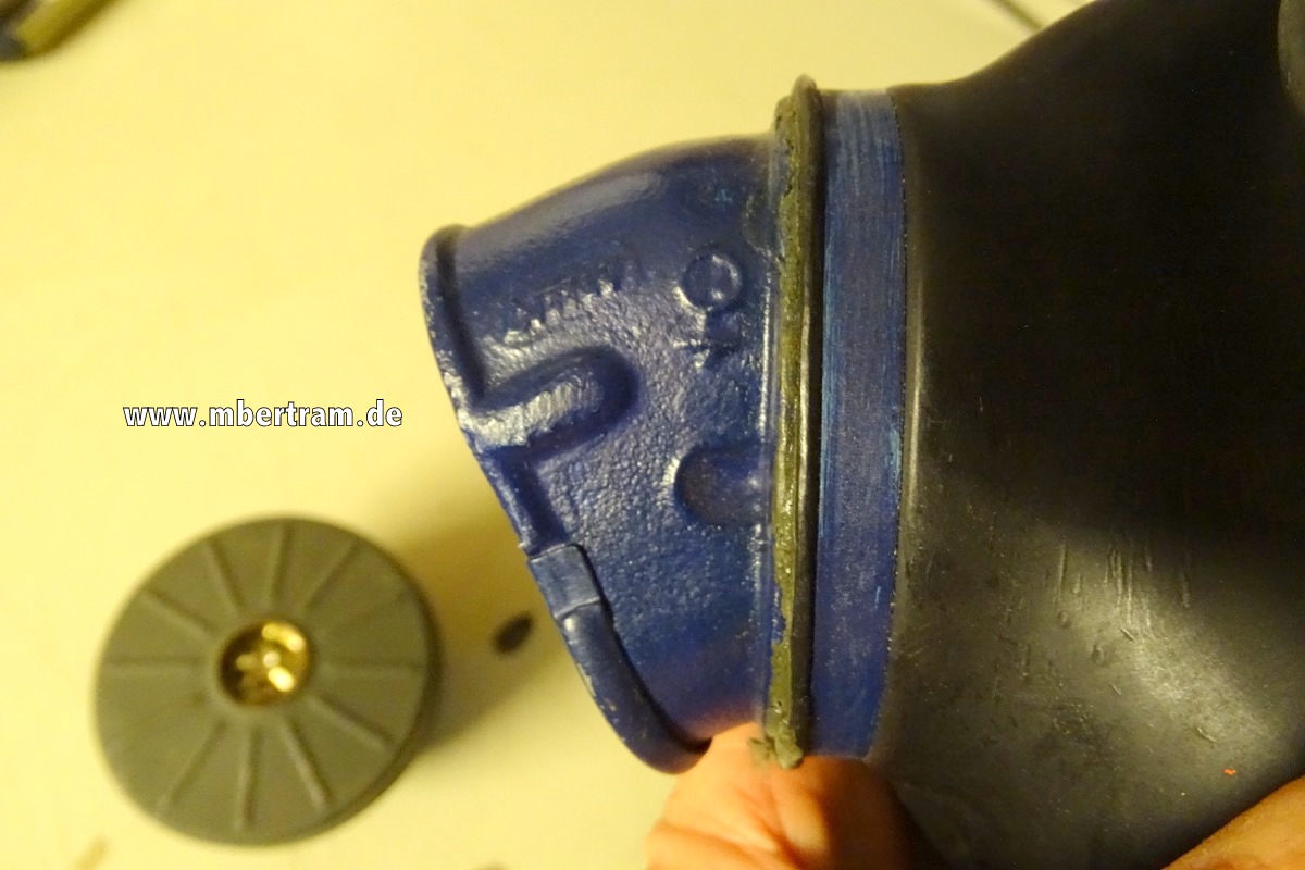 WH, schwarze Gasmaske v.1944, mit gebrauchtem Filter FE 41, Augenringe feldgrau, Mundventil blau