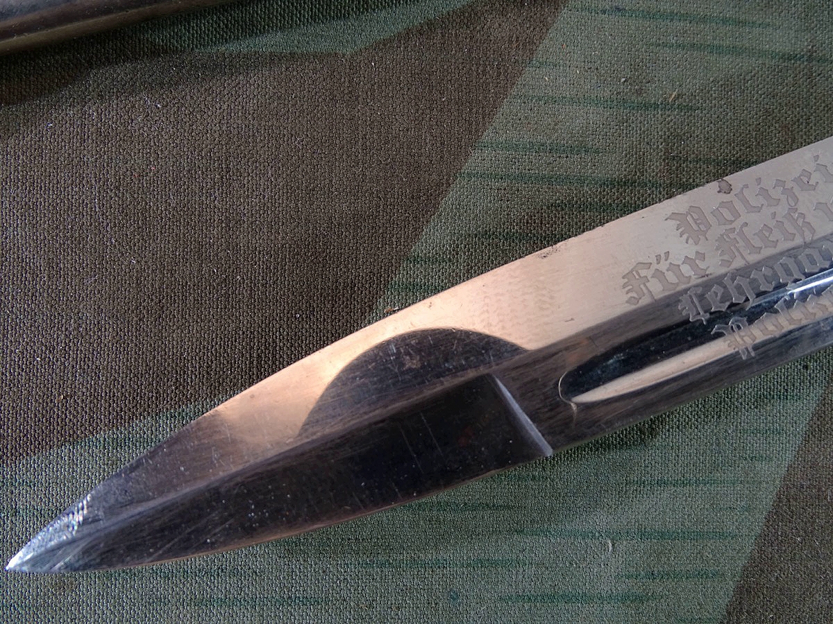 Polizei Extra Seitengewehr mit Klingenätzung Polizeischule Bonn 1937/38, Koppelschuh und Portepee. Polizei Extra Seitengewehr mit Klingenätzung Polizeischule Bonn 1937/38, Koppelschuh und Portepee.