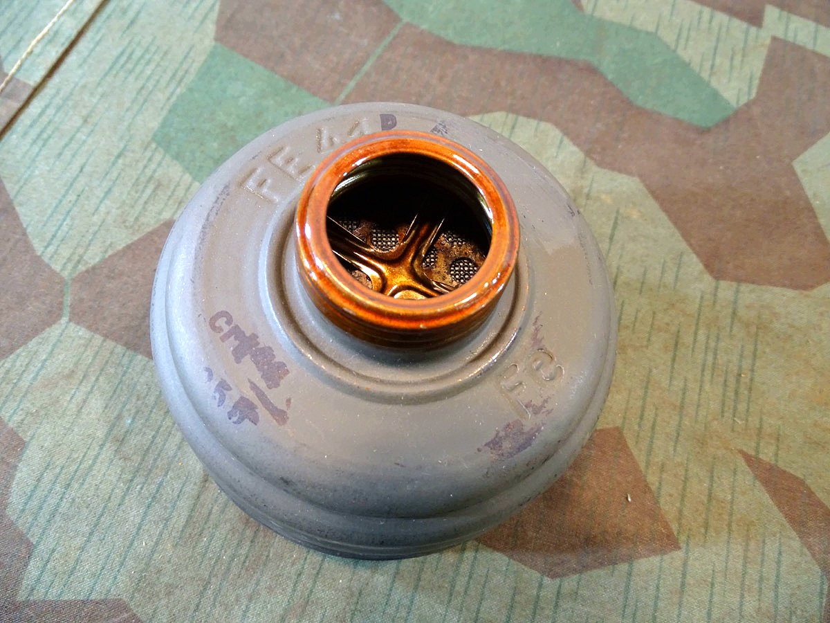 Wehrmachts Gasmaskenfilter, "crt 44" noch fast kpl. Originalllackiert.