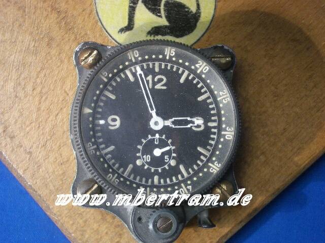 Kriegsmodell Heinkel HE 111 Bomber, Alu, Holzfuß, Borduhr