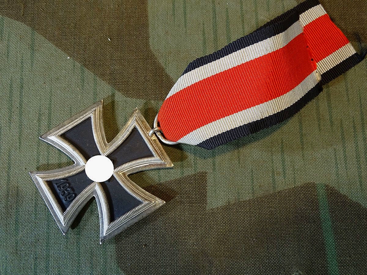 Eisernes Kreuz 2.Kl. 1939 m. Band .  Hst: "93 Richard Simm & Söhne Gablonz a.d.N"