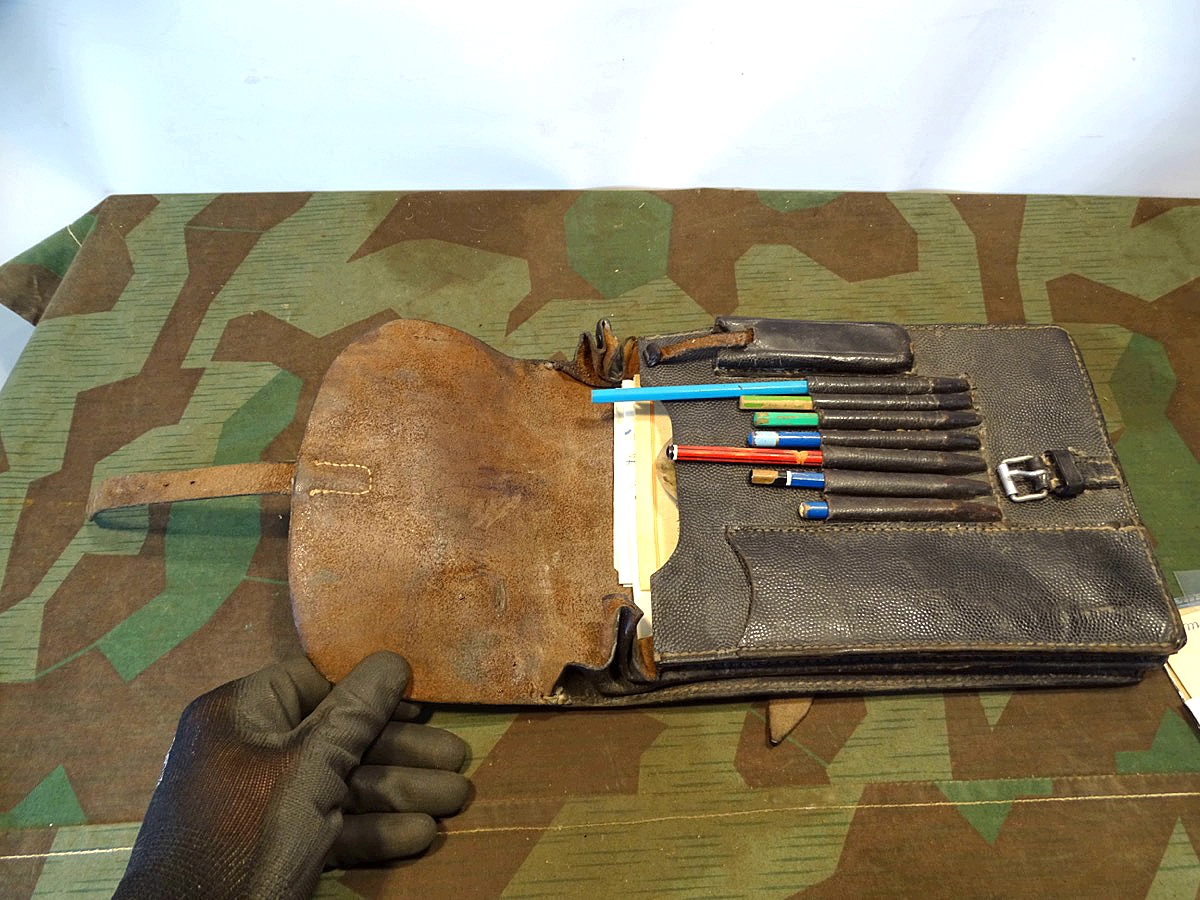 Schwarze Leder Kartentasche der Luftwaffe LBA ( S) mit diversem alten Inhalt. 