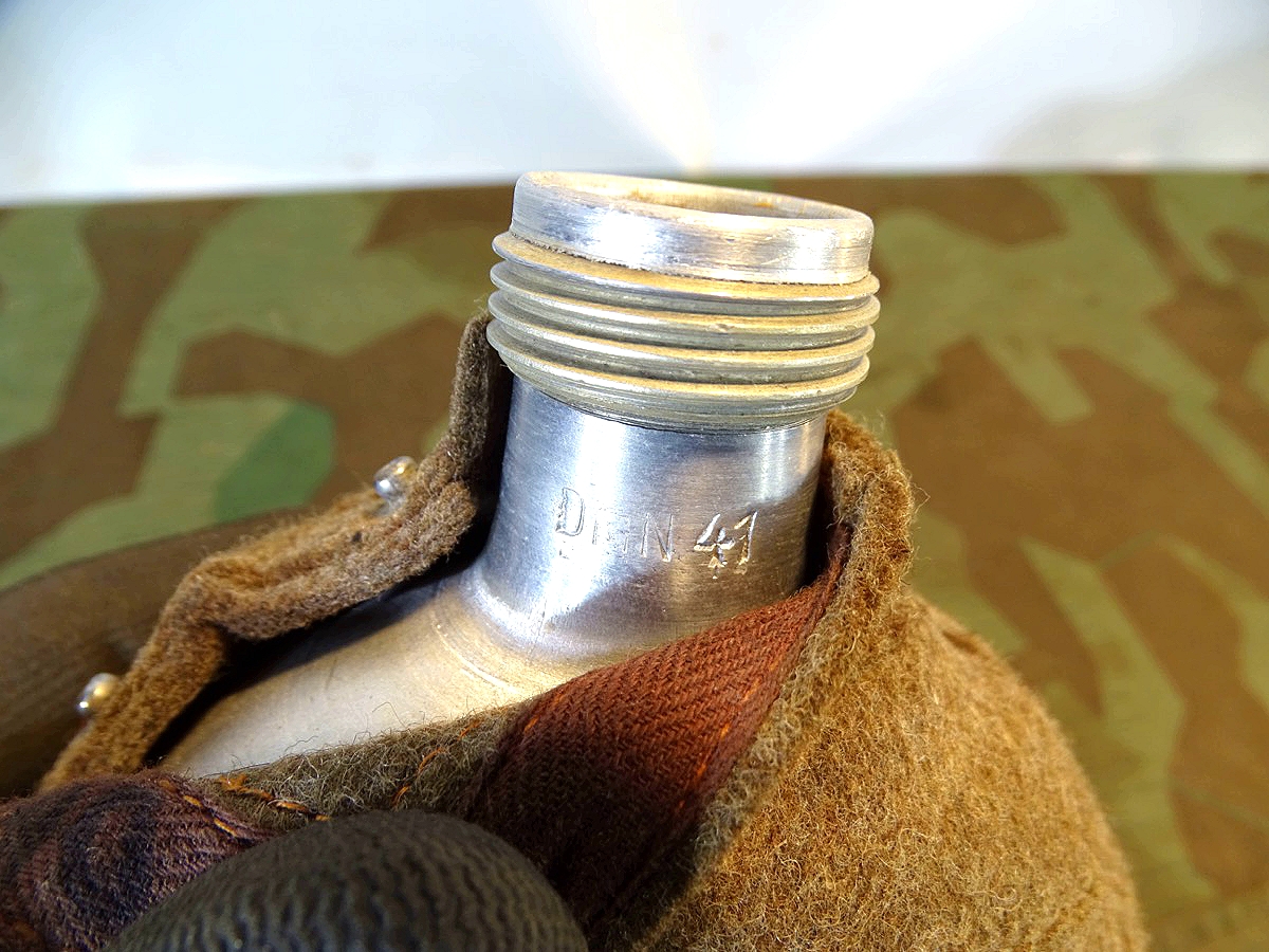 Wehrmacht große 1 Liter Feldflasche mit Bakelit Becher, DMN 41 Wehrmacht große 1 Liter Feldflasche mit Bakelit Becher, DMN 41
