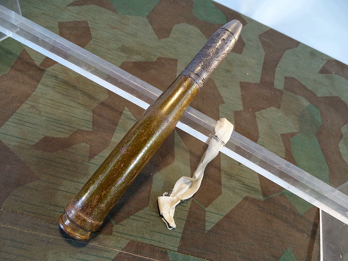 Deko-Patrone 2 cm Flak 38, lackierte Stahlhülse, Eisenzünder, Ladungssäckchen 