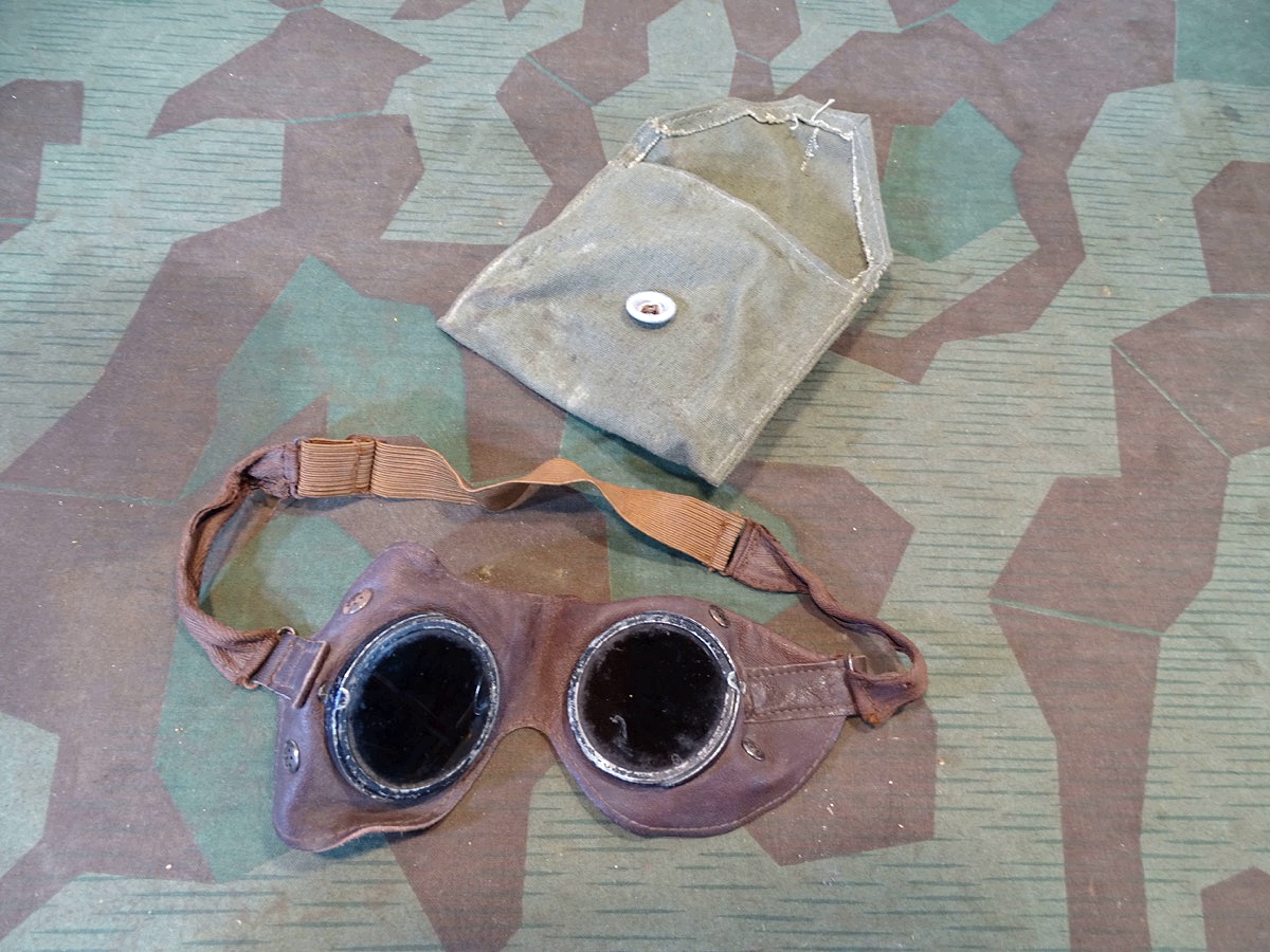 Wehrmacht Staubbrille / Kradfahrerbrille. Braunes Leder. In Schutzhülle aus Webmaterial