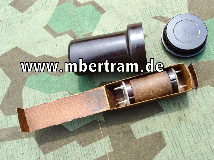 Bakelit Zünderdose 2 L mit 2 Deko Luftwaffen Bombenzündern Z 66 A, Selten