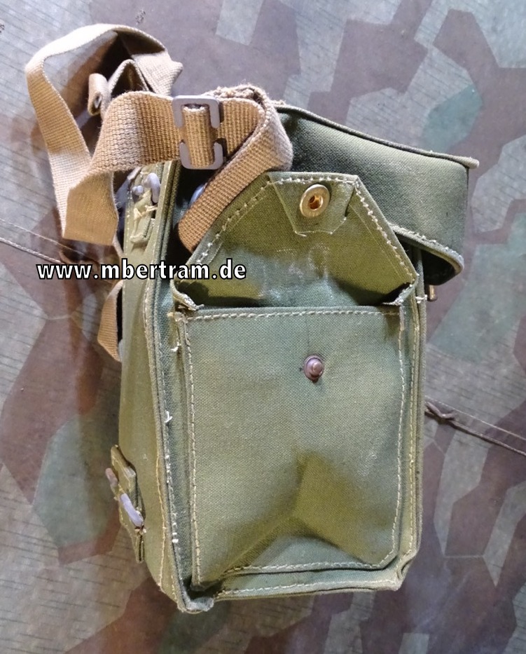 20068-9 Britische Gasmaske mit Tasche 2. Weltkrieg, schön gestempelt.