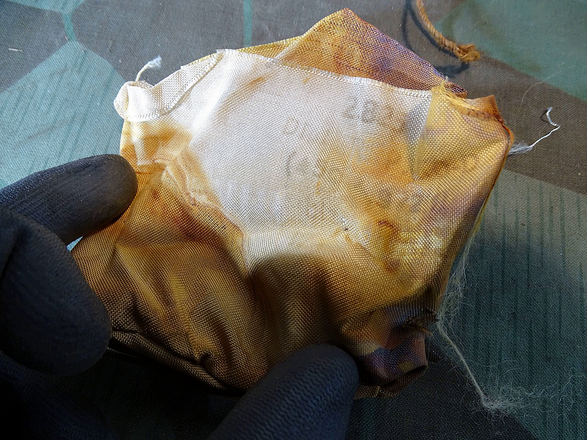 Ladungssäckchen aus einer 8,8 cm Hülse mit Haltekordeln für die Treibladungstäbe