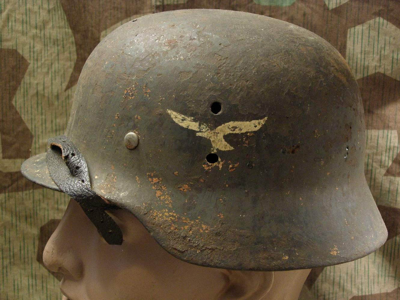 Luftwaffen Stahlhelm, M 42, Wasserfund, teilw. Originallack