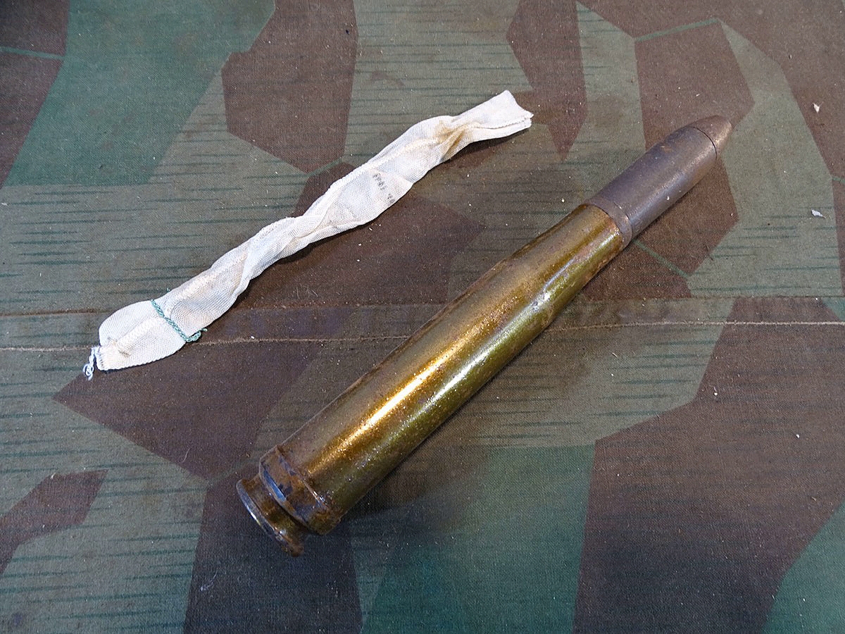 Deko Spreng Granat Patrone 2 cm Flak 38, Stahlhülse, Stahlzünder,  Ladungssäckchen. 