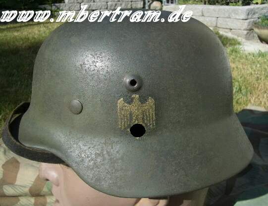 Wehrmacht Stahlhelm M 40, 1 Emblem, Originallack. 85 %